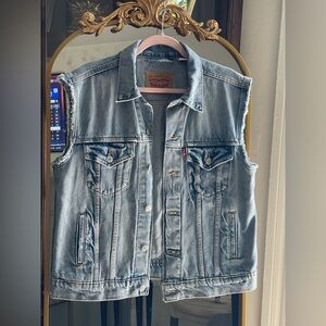 Levi's Men's Light Blue Relaxed Denim Trucker Vest